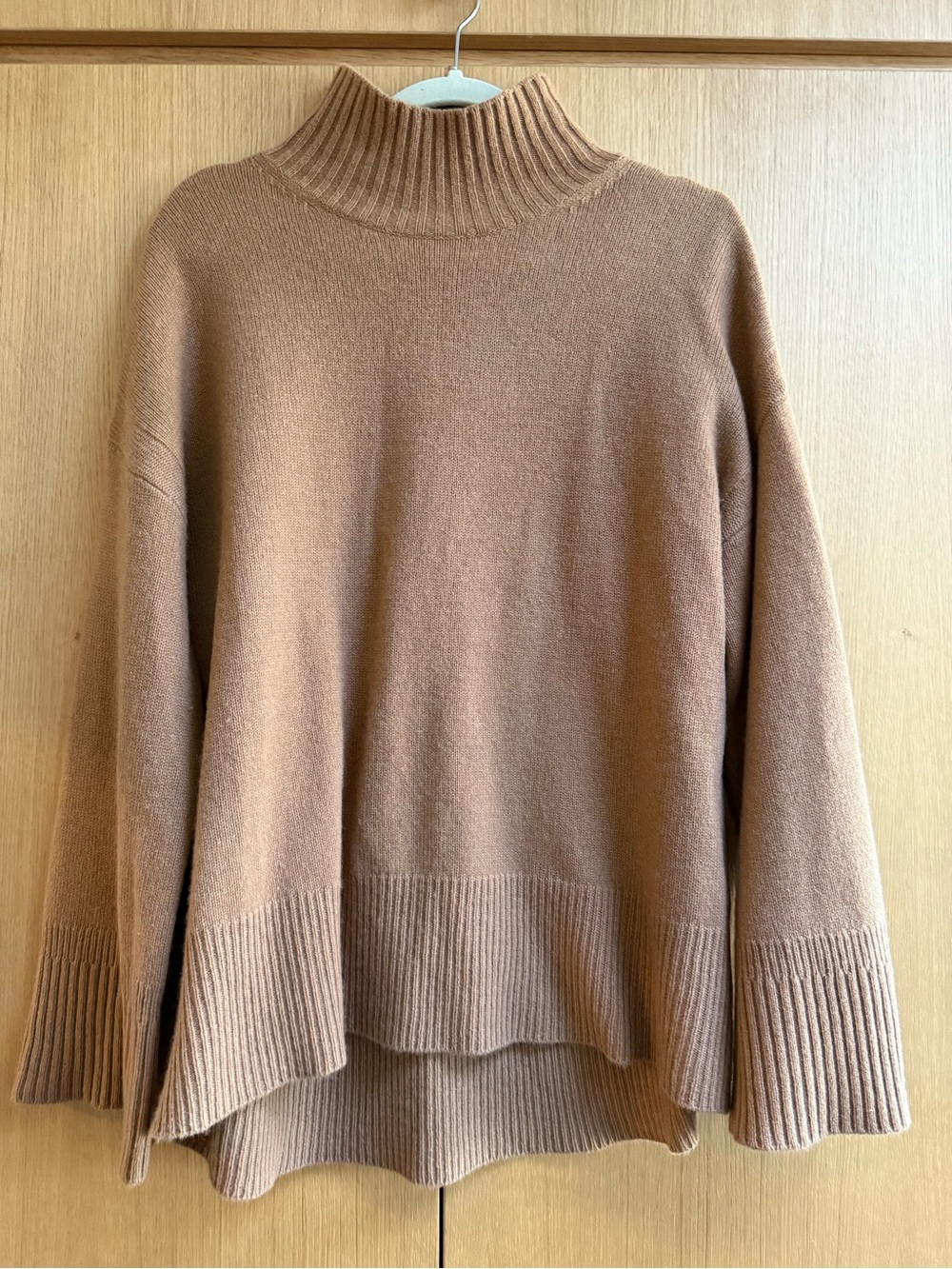 Frame Cashmere Camel Ribbed Turtleneck Sweater, size M